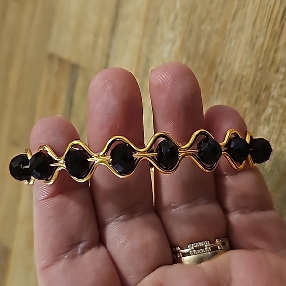 Elegant Gold and Black Beaded Intertwined Oval Bracelet - Picture 3 of 5